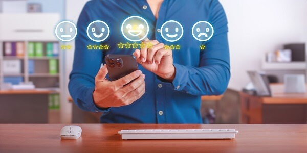 Customer giving a high rating on a mobile survey, showing how sentiment analysis helps brands understand shoppers better.