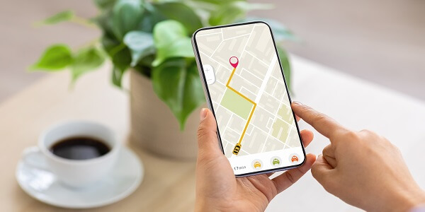 Customer using geolocation on mobile to power loyalty offers