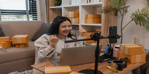 Retail live seller engaging customers via livestream shopping