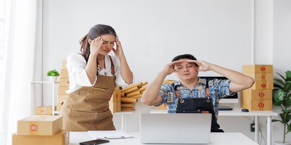 Customer looking upset while interacting with a support agent, illustrating common customer experience mistakes.